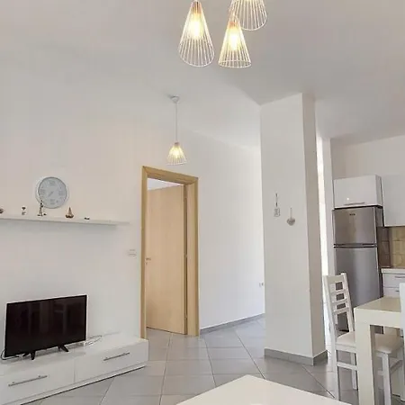 Reina 3 Lalzi Bay Lura2 * Durrës